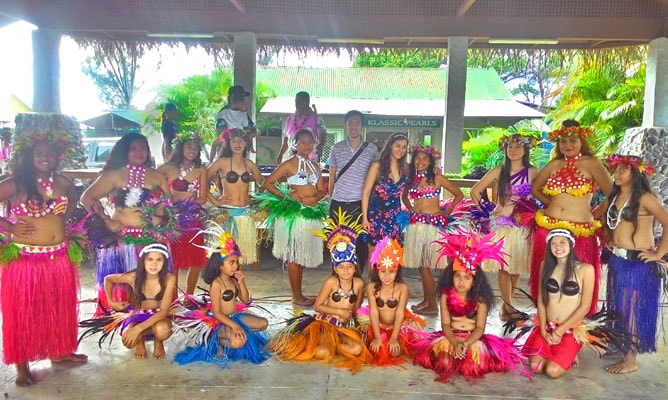 クック諸島ラロトンガ島のフラダンス・ショーにて記念撮影