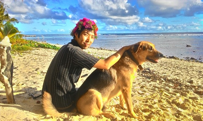 ラロトンガ島のビーチでご近所さんの犬に懐かれる
