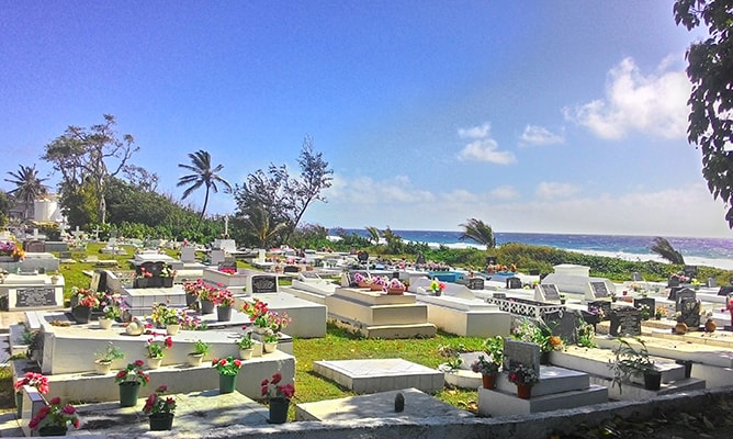 南国らしい海辺の墓地－クック諸島ラロトンガ島