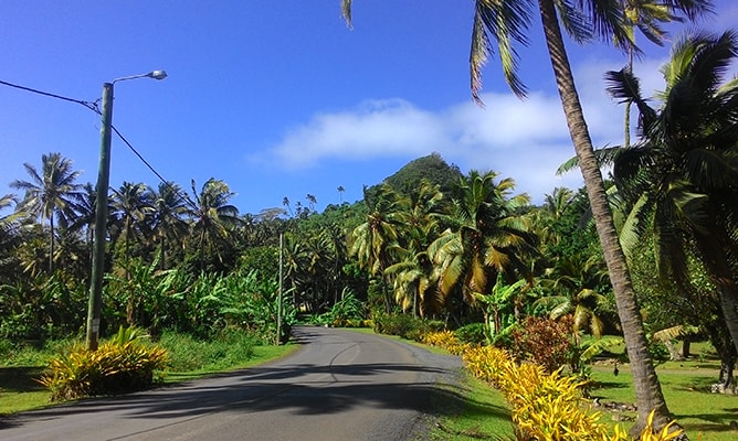 ラロトンガ島の内陸を走る道路 The Great Road of Toi の景色