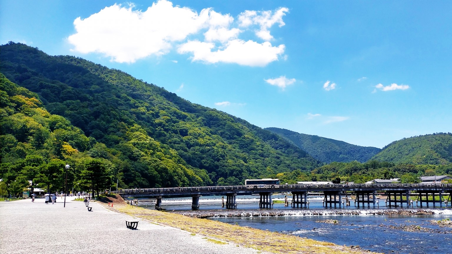 京都・嵐山の渡月橋と緑豊かな山々、晴れた青空の美しい風景