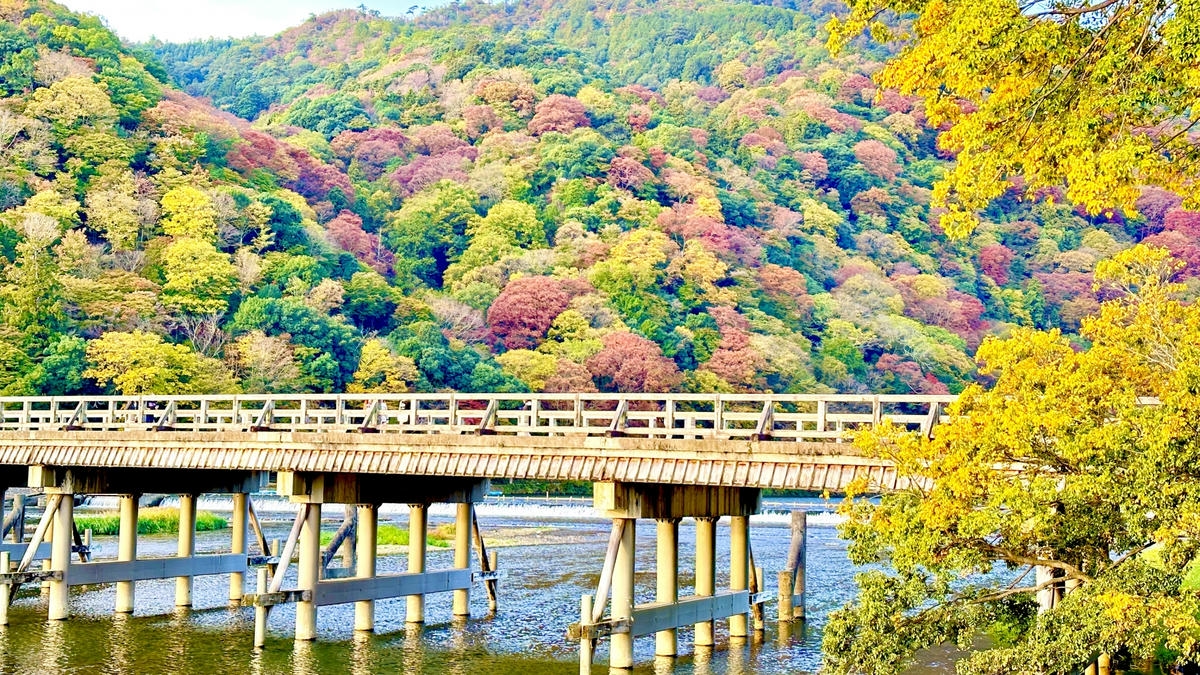 京都・嵐山 渡月橋と秋の紅葉