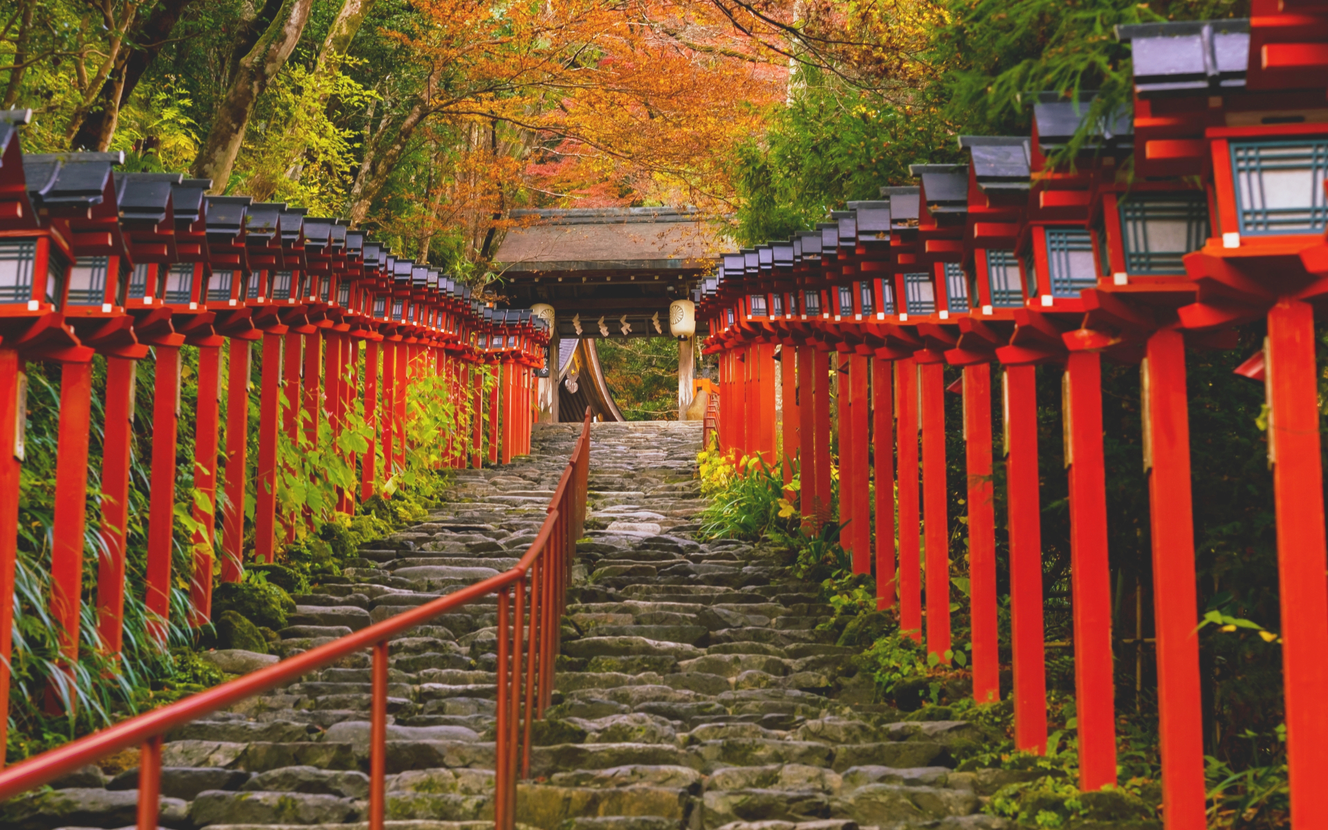 京都 貴船神社の石階段と灯籠と紅葉