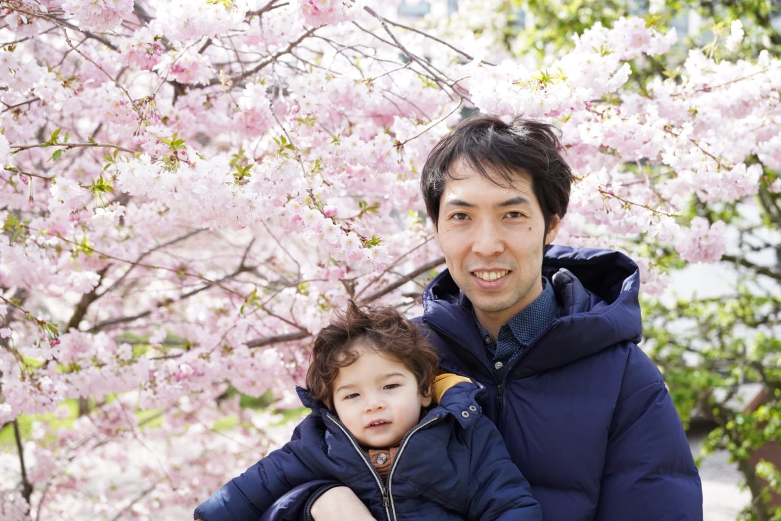 パリ近郊のお花見スポットとして有名なブローニュ=ビヤンクールにある「ビヤンクール公園」にて成長した息子と：2023年4月撮影