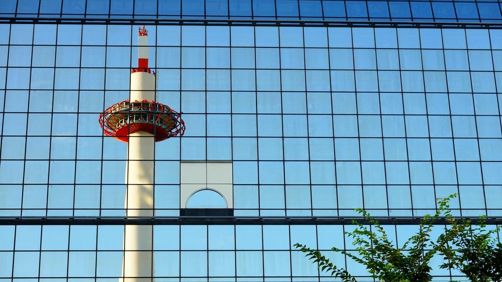 京都駅に映る青空と京都タワー