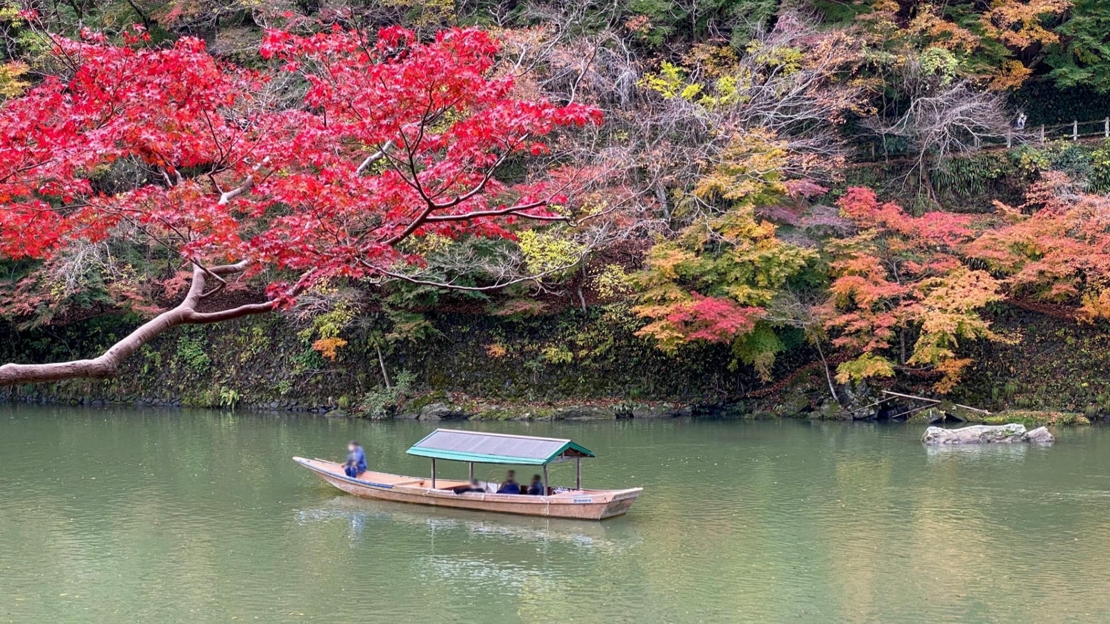 京都嵐山・秋の桂川に浮かぶ屋形船