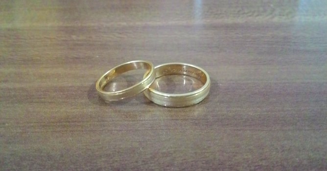 ゴールドの結婚指輪（フランスで購入）