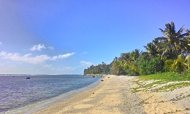 クック諸島ラロトンガ島の海岸線